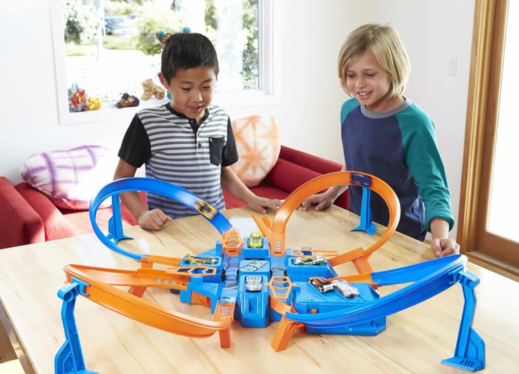 Hot Wheels Toy Car Track Set, Criss Cross Crash with 1:64 Scale Vehicle, Powered by a Motorized Booster (Amazon Exclusive)